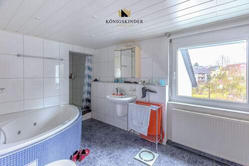 Badezimmer mit Badewanne und Dusche (Wohneinheit 3) - 