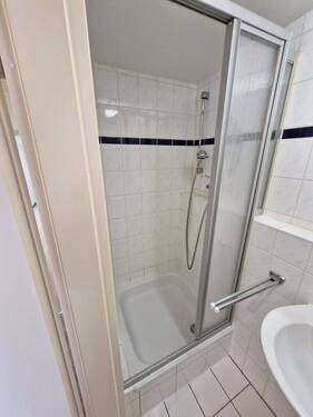 Badezimmer mit Duschkabine - 