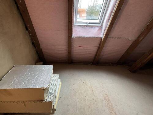 Dachboden Haus 10 mit Dämmmaterial - 