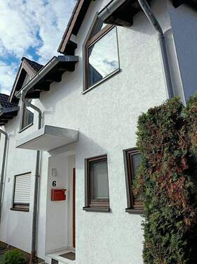 Die Aussenansicht (2).jpg - Haus statt Eigentums Wohnung! Besondere DHH nahe des Zentrums von Groß-Gerau, mit schöner Einbauküche, gemütlichen Dachgauben und 2 Stellplätzen!