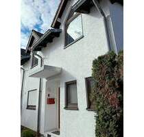 Haus statt Eigentums Wohnung! Besondere DHH nahe des Zentrums von Groß-Gerau, mit schöner Einbauküche, gemütlichen Dachgauben und 2 Stellplätzen!