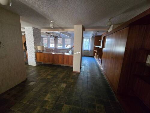 Wohnzimmerbereich - Großzügige 3 ZKB Wohnung mit 70er Jahre Charme