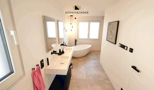 Bad mit Wanne/Dusche - 