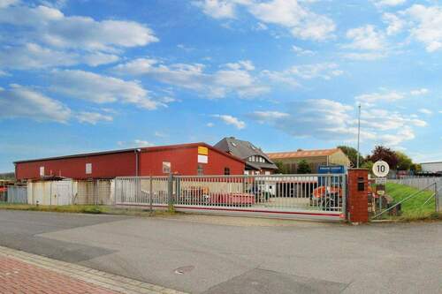 Einfahrt zur Halle und Garagen - 