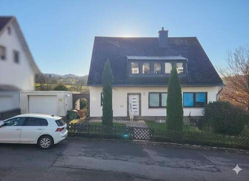 Straßenansicht - 6 Zimmer Mehrfamilienhaus, Wohnhaus zum Kaufen in Kadenbach