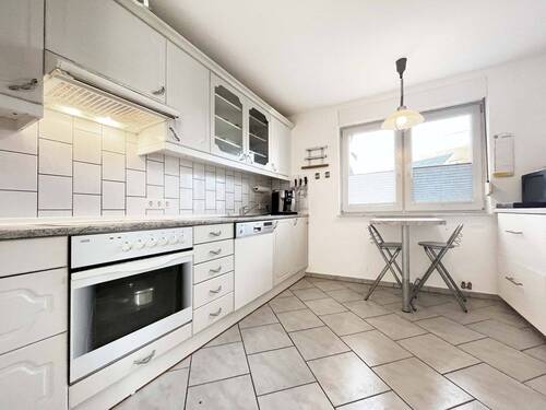 Küche mit Einbauzeile im Landhausstil - 7 Zimmer Mehrfamilienhaus, Wohnhaus in Bad Dürrheim