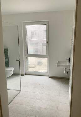 Bad mit Fenster + Dusche - 