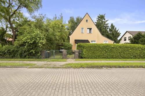 Haus von der Straße - 4 Zimmer Mehrfamilienhaus, Wohnhaus in Falkensee