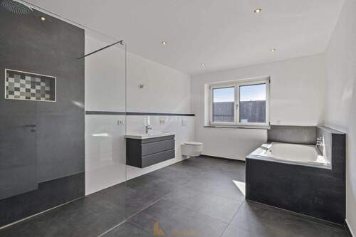 Bad OG - 8 Zimmer Mehrfamilienhaus, Wohnhaus zum Kaufen in Neustadt (Wied)