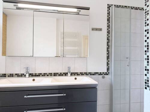 Bad mit Dusche - 