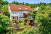 Rückansicht - Zwischen Fernblick und Familienglück entsteht echte Lebensqualität.