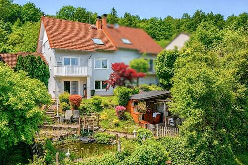 Rückansicht - Zwischen Fernblick und Familienglück entsteht echte Lebensqualität.