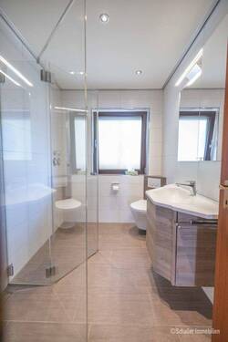 Modernes Bad mit Dusche - 