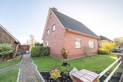 Vorderansicht - Lichtdurchflutet, modern und voller Potential - ein Haus zum Verlieben!