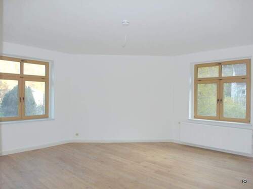 Wohnzimmer - Erstbezug nach umfassender Renovierung * Sehr schöne 4-Zimmer-Wohnung mit Laminatboden 'Dielenoptik'