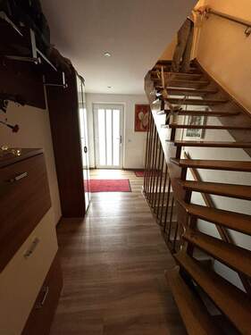 Treppenaufgang EG - 6 Zimmer Einfamilienhaus in Gersheim