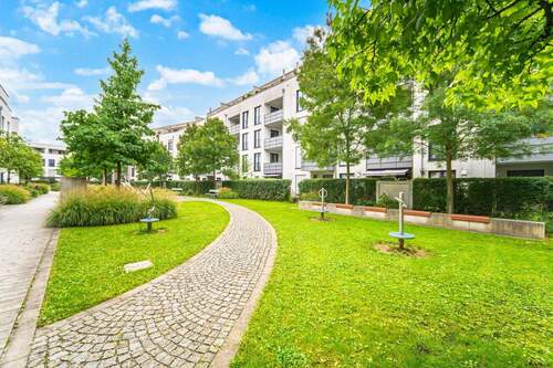 Begrünter Innenhof - Sofort beziehbar: Möbliertes 1,5-Zimmer-Galerieapartment