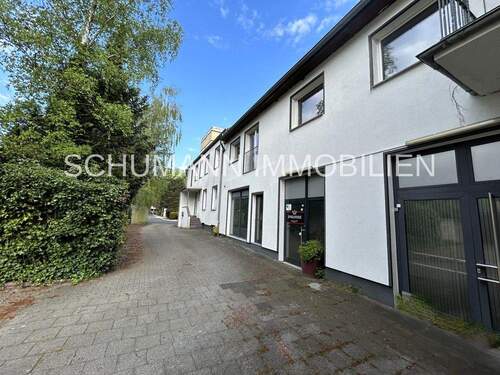 Geschäftshaus mit angr. Wohnhaus, seitl. Eingang zum Adalbertplatz - 