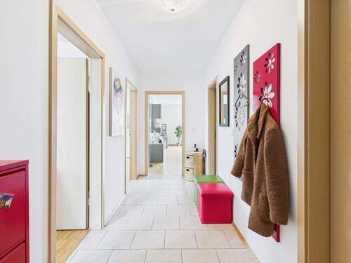 Diele mit Blick Richtung Wohnbereich - 