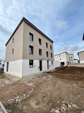 Hauseingang WEG 2 Werner-von-Siemens-Straße - 5 Zimmer Doppelhaushälfte zur Miete in Biblis