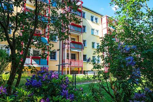 Hausansicht - Wohnvergnügen verteilt auf 2 Zimmer