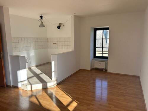 Wohnzimmeransicht II - 4 Zimmer Etagenwohnung zur Miete in Oelsnitz/Erzgebirge