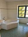 Tageslichtbad mit Wanne und Dusche - 
