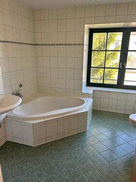 Tageslichtbad mit Wanne und Dusche - 