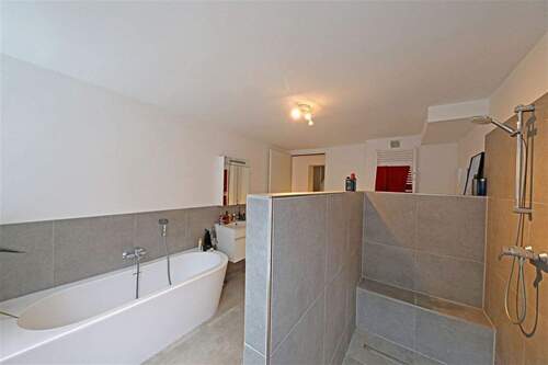 Wanne und Dusche - Immobilien-Richter: Kernsanierte Luxus-Wohnung in Bester Lage von Düsseldorf-Stadtmitte