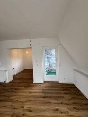 Wohnen mit Blick zur Loggia und Küche - 