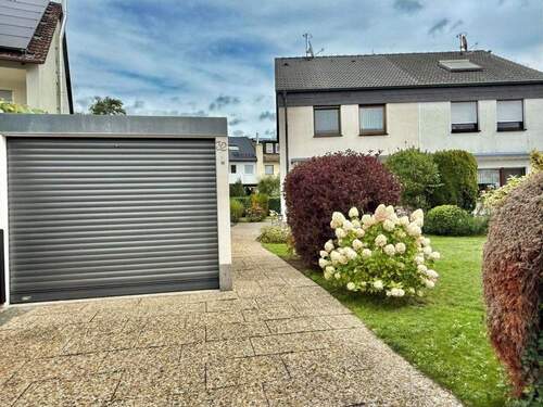 Blick Eingangsbereich mit Garage - 4 Zimmer Doppelhaushälfte zum Kaufen in Zirndorf