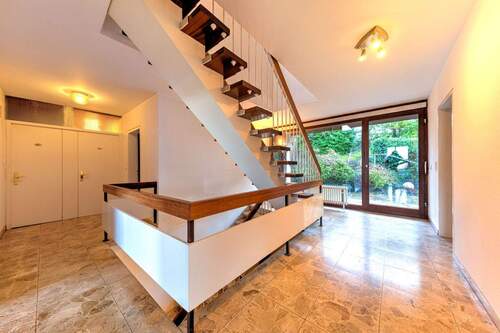 Flur - 6 Zimmer Einfamilienhaus zum Kaufen in Herrenberg