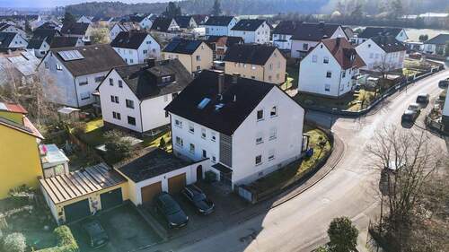 Frontansicht - Stilvolle 4-Zimmer-Wohnung mit Einbauküche und Garage in Roth-Rothaurach