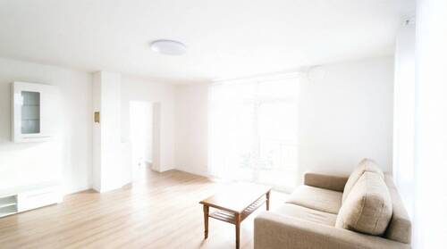Wohnzimmer - Traumwohnung mit sonnige Balkone, Kamin, freien Blick, S-Bahn u. 5 Supermärkte kurze Fußwege