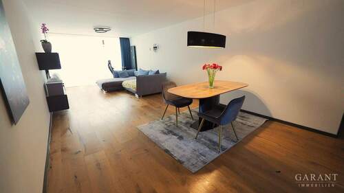 Wohnzimmer mit Essplatz - 5 Zimmer Etagenwohnung zum Kaufen in Kempten