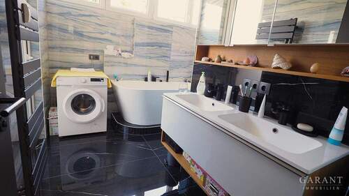 Tageslichtbad mit Dusche und Wanne - 