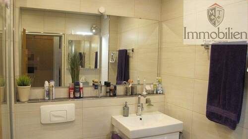 Badezimmer mit Dusche aus 2020 - 