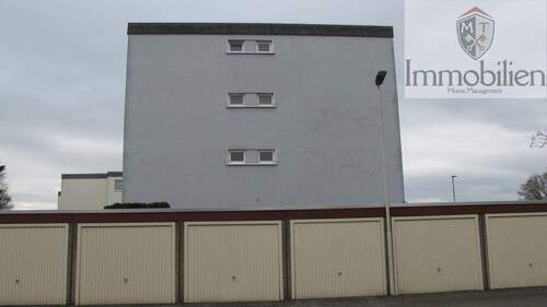 Hausseitenansicht mit Garagenhof - 