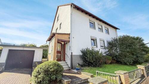 Straßenansicht - Zweifamilienhaus mit Potenzial in ruhiger Lage von Heinsen!