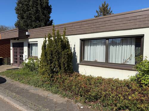 Vordere Hausansicht mit Eingang - 