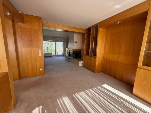 Geräumiger Wohnbereich mit Einbauschränken - 