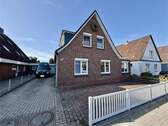Aussenansicht vorne - Großzügiges Einfamilienhaus mit zwei Wohneinheiten in begehrter Lage von Heide!
