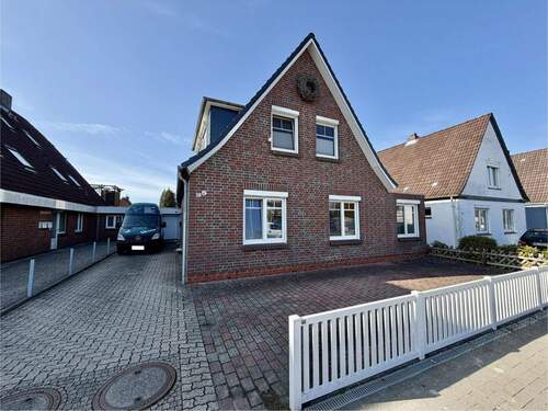 Aussenansicht vorne - Großzügiges Einfamilienhaus mit zwei Wohneinheiten in begehrter Lage von Heide!