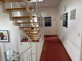Flur mit Treppe ins Studio - 