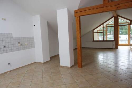 Wohn-Küchen-Bereich (3) - Großzügige Dachgeschosswohnung mit Wintergarten, Balkon & Weitblick - sofort bezugsfrei!
