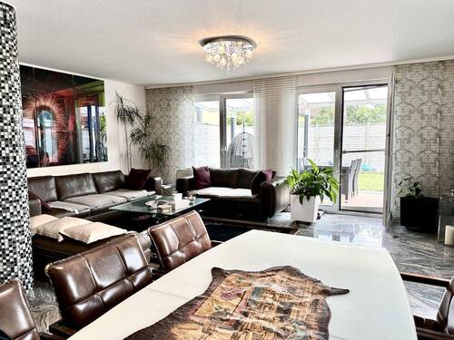 Blick vom Essbereich zu Wohnzimmer und in die Terrasse - 