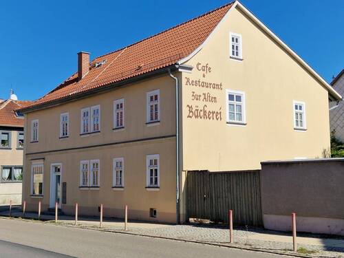 Ansicht Straße - Mehrfamilienhaus, Wohnhaus zum Kaufen in Ichtershausen