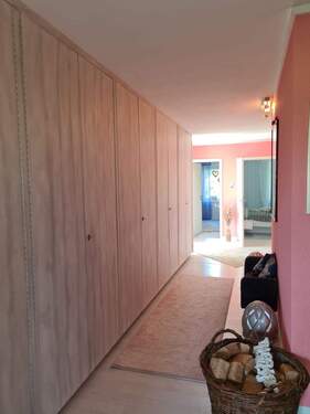 Flur mit Einbauschrank im DG - 