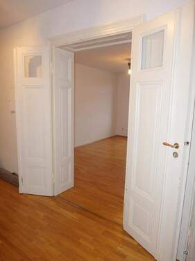 Flur, schöne Türen - 3 Zimmer Etagenwohnung zur Miete in Dresden