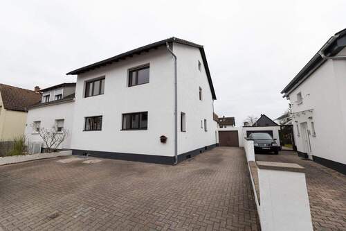 Front (1).jpg - Dreifamilienhaus mit sehr guter Verkehrsanbindung